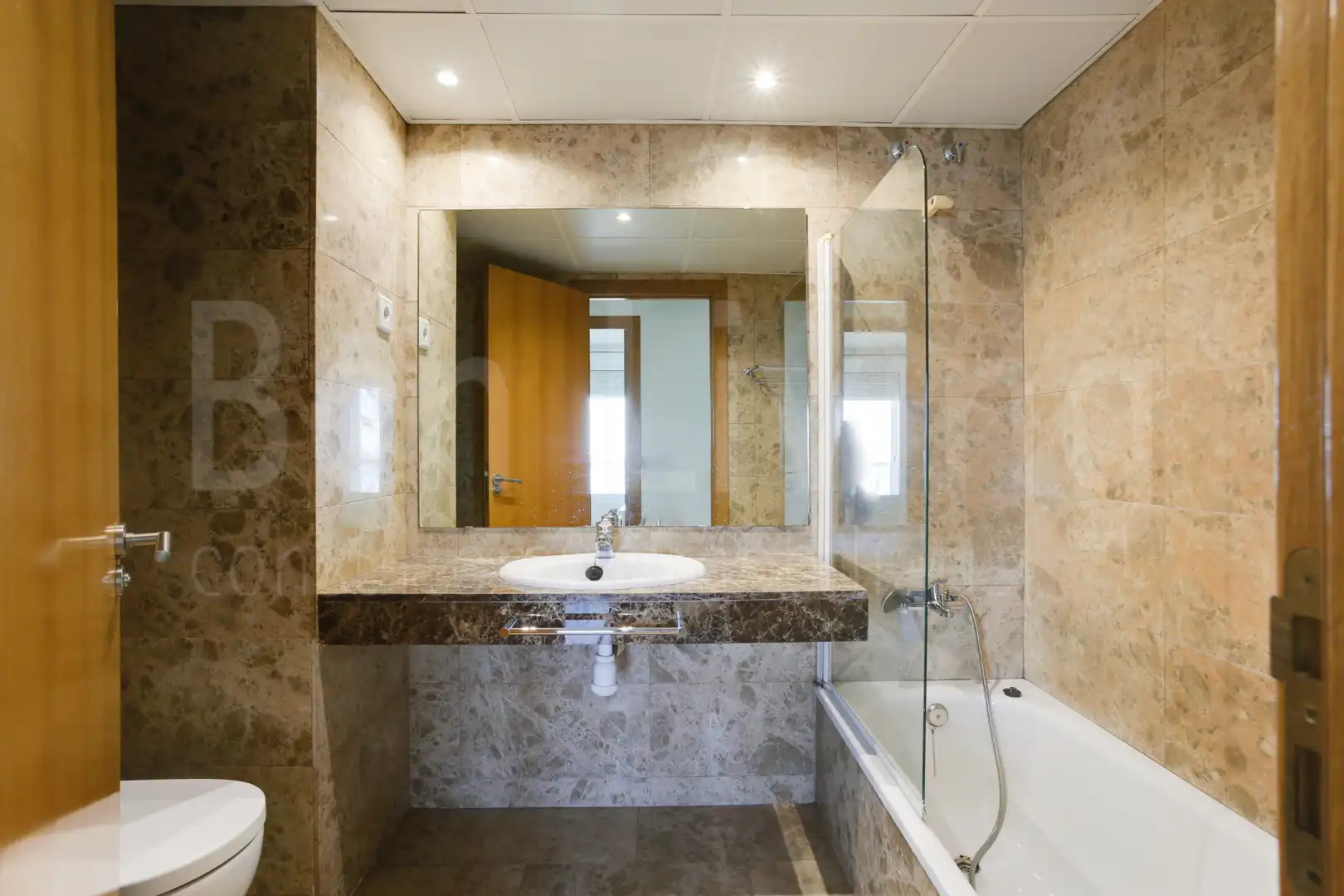 Baño de Piso de alquiler en Barcelona con Aire acondicionado, Terraza y Trastero