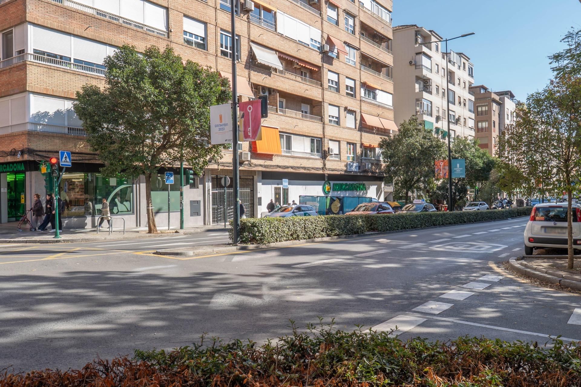 Vista exterior de Local en venda en  Granada Capital amb Aire condicionat