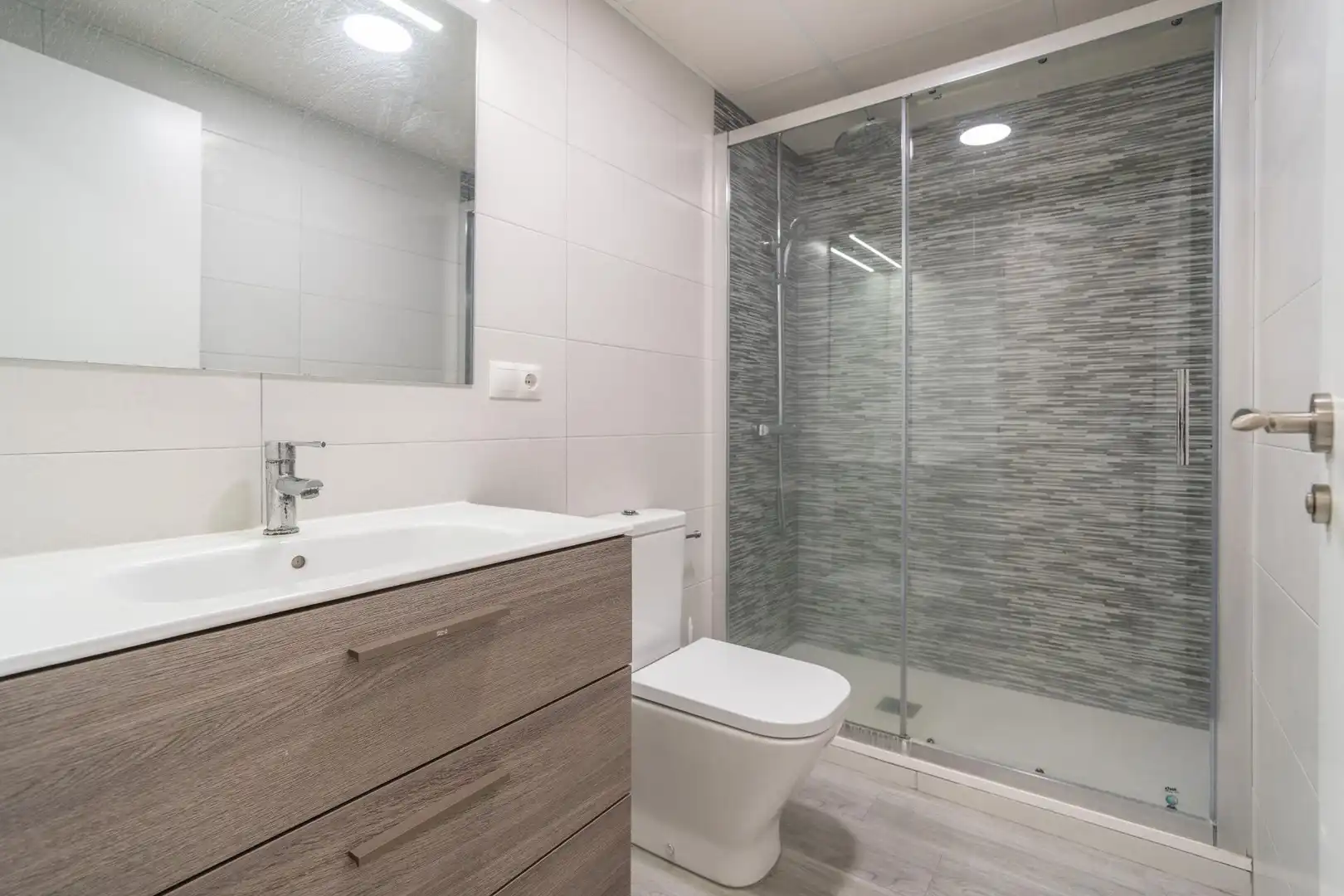 Bathroom of Flat for sale in Silla  with Air Conditioner and Balcony