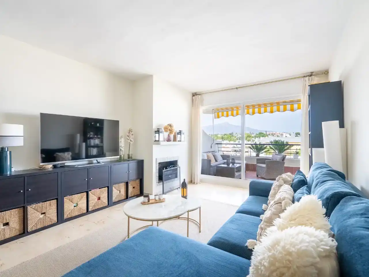 Living room of Flat for sale in Marbella  with Air Conditioner, Swimming Pool and Balcony