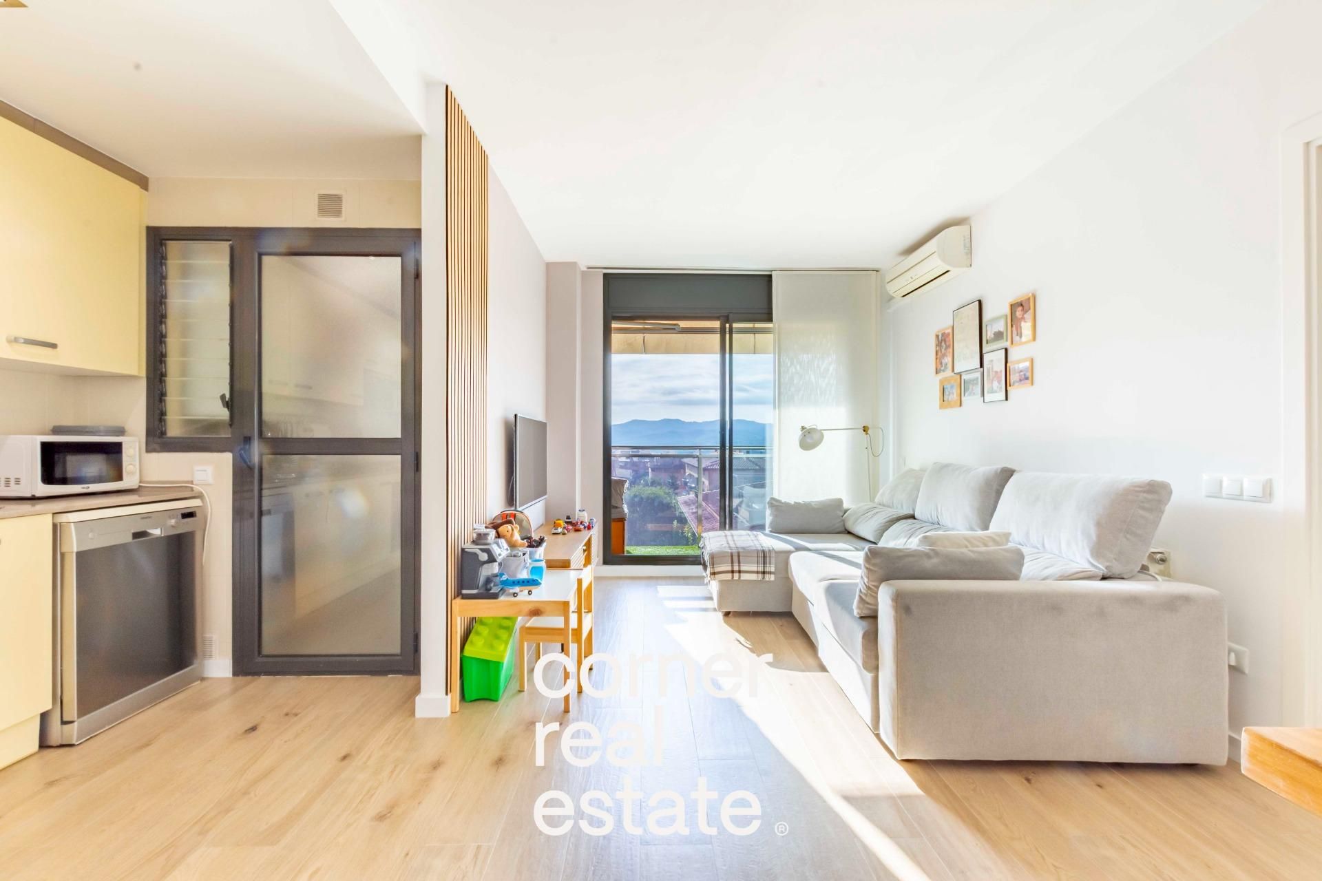 Living room of Attic for sale in Sant Cugat del Vallès  with Air Conditioner, Heating and Balcony