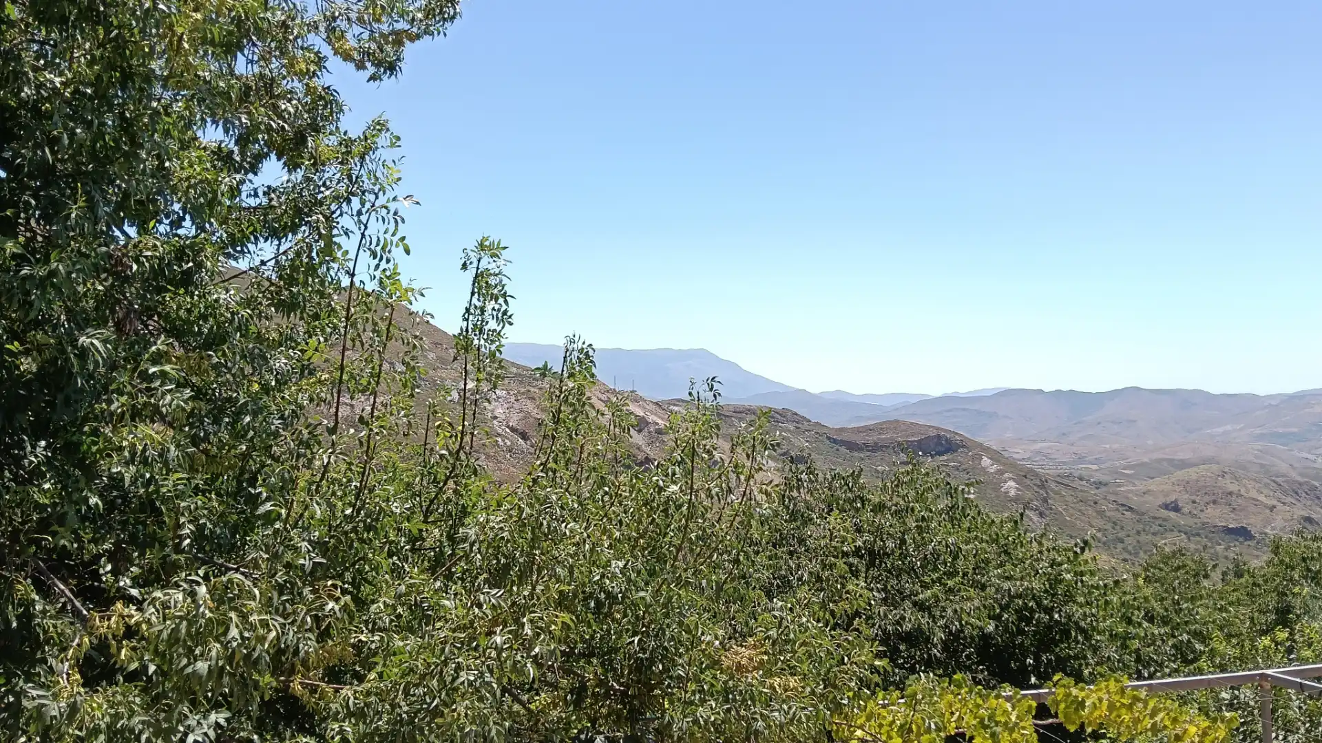 Vista exterior de Finca rústica en venda en Alpujarra de la Sierra amb Calefacció, Jardí privat i Moblat