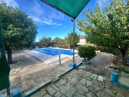 Vista exterior de Casa o xalet en venda en Cedillo del Condado amb Calefacció, Jardí privat i Terrassa