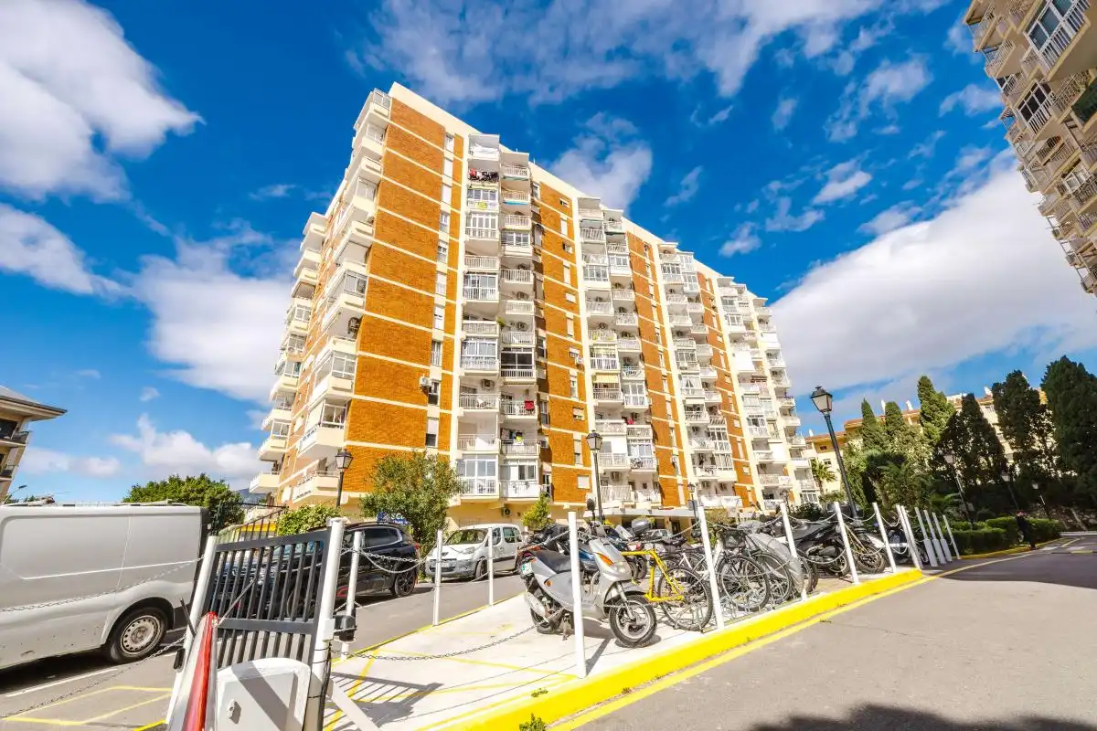Vista exterior de Planta baja en venta en Benalmádena con Calefacción y Piscina
