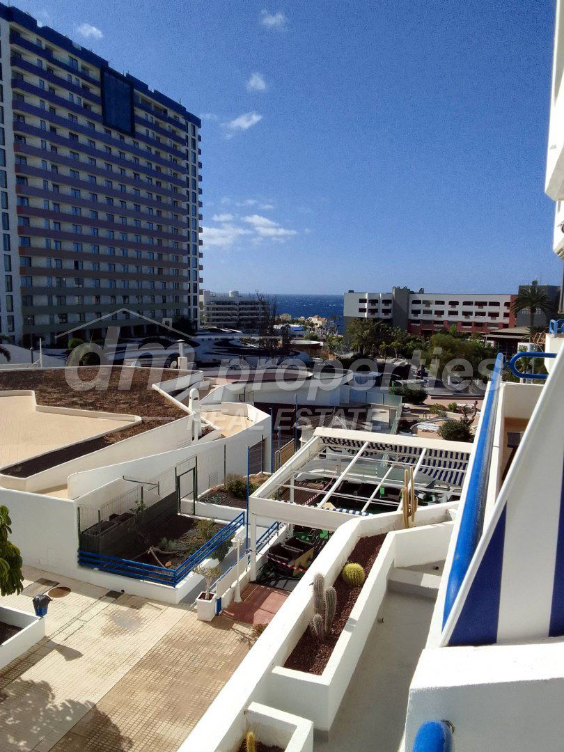 Vista exterior de Estudi en venda en Adeje amb Terrassa i Piscina comunitària