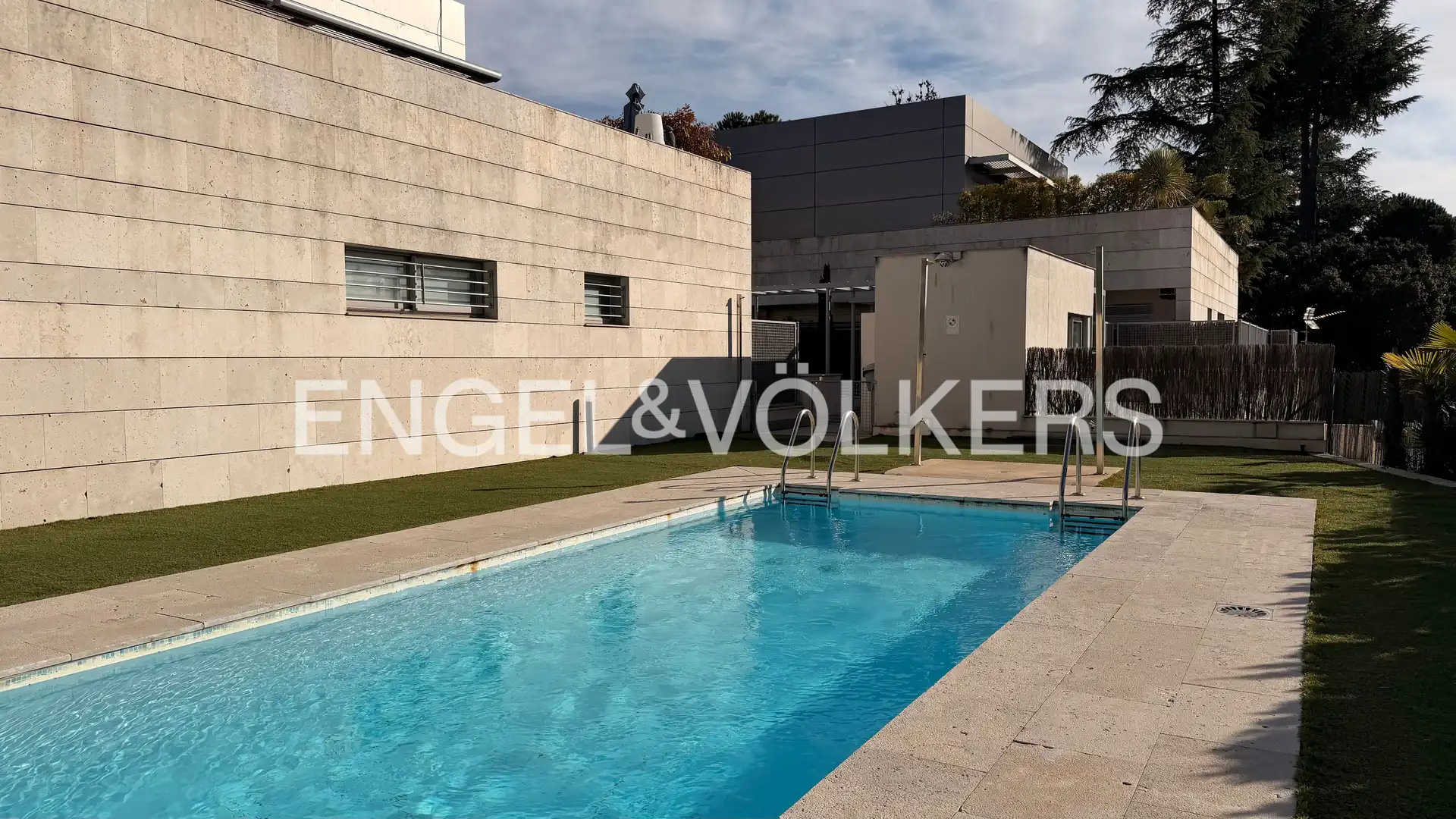Piscina de Dúplex de alquiler en La Moraleja con Aire acondicionado, Calefacción y Jardín privado