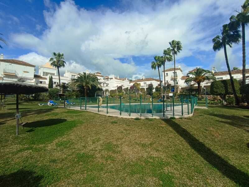 Jardí de Casa adosada en venda en Estepona amb Aire condicionat, Terrassa i Piscina comunitària
