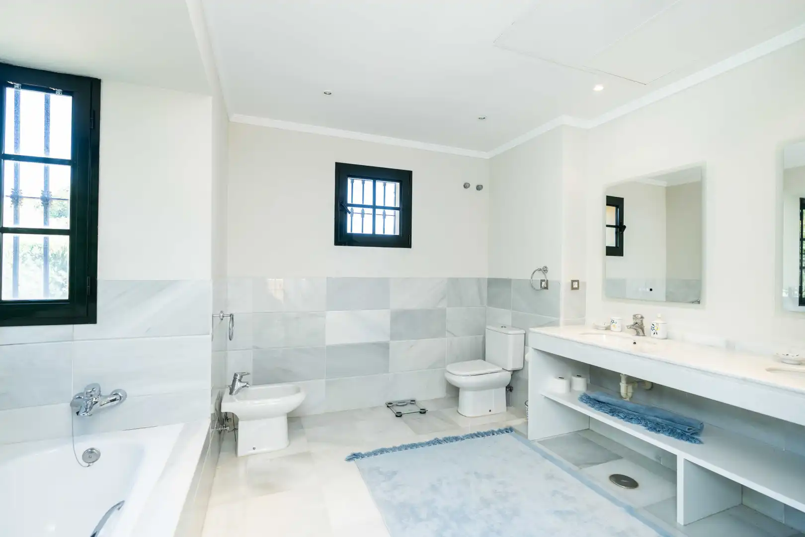 Bany de Casa o xalet en venda en Marbella amb Aire condicionat, Jardí privat i Terrassa