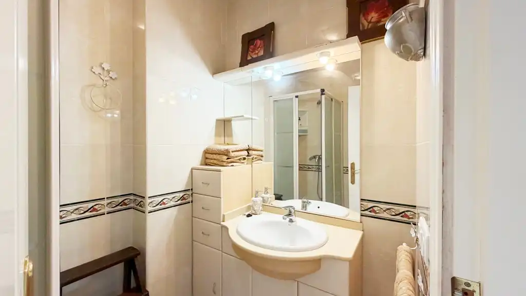 Bathroom of Attic for sale in Fuengirola  with Air Conditioner, Terrace and Oven