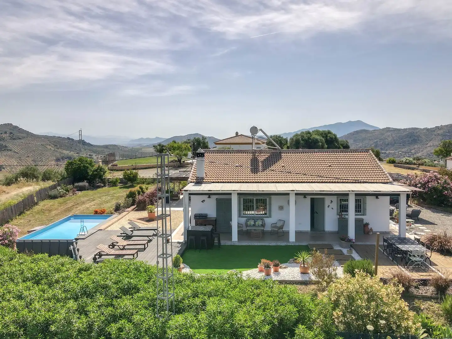 Vista exterior de Casa o xalet en venda en Tolox amb Aire condicionat, Jardí privat i Traster
