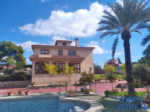 Vista exterior de Casa o xalet en venda en Alicante / Alacant amb Jardí privat, Terrassa i Piscina