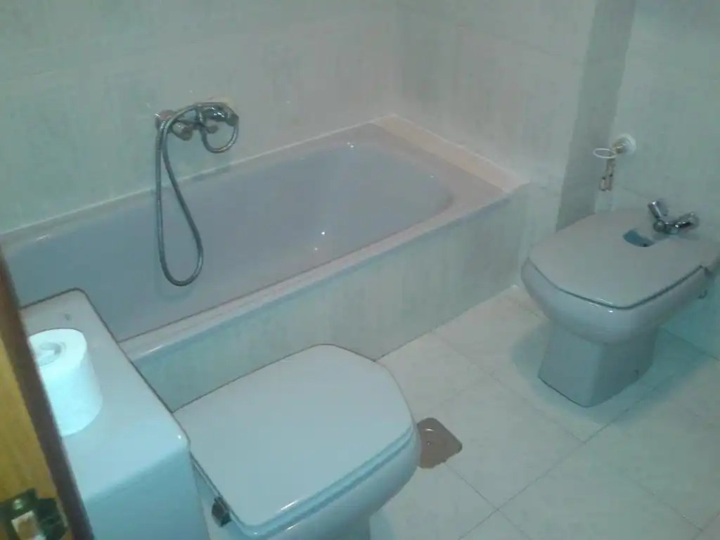 Badezimmer von Wohnung zur Miete in Ourense Capital  mit Heizung, Parkett und Möbliert