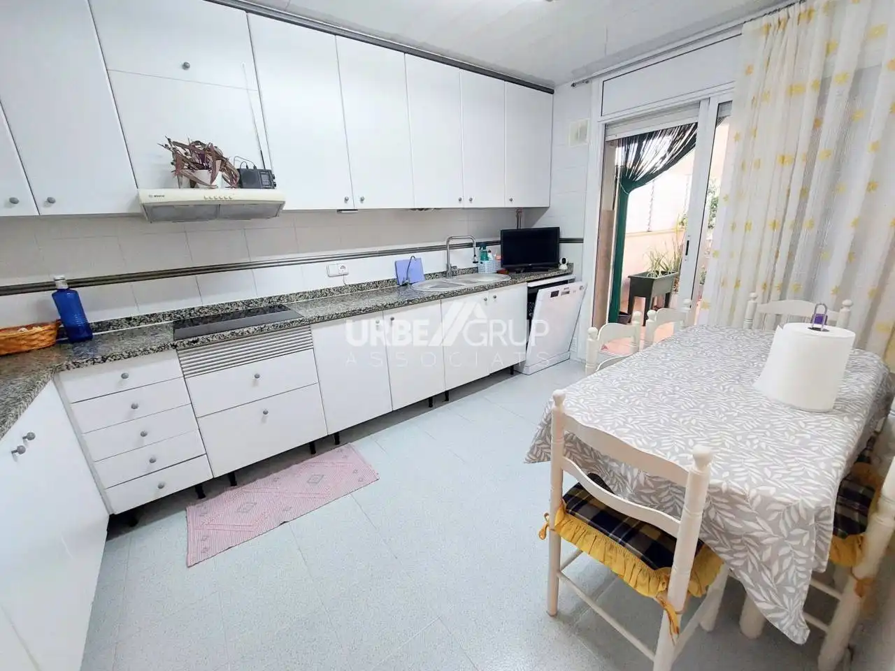 Cuina de Casa o xalet en venda en Terrassa amb Calefacció i Alarma