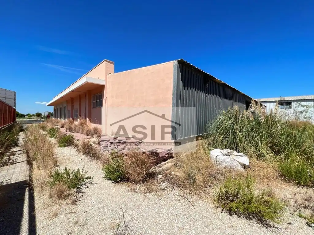 Industrial buildings for rent in Favara