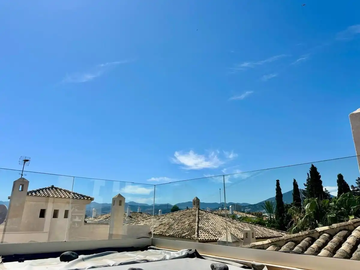 Vista exterior de Dúplex en venda en Marbella amb Aire condicionat, Terrassa i Traster