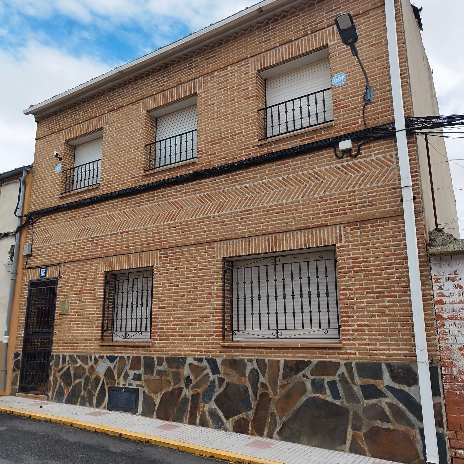 Vista exterior de Casa o xalet en venda en El Casar de Escalona amb Aire condicionat, Calefacció i Jardí privat