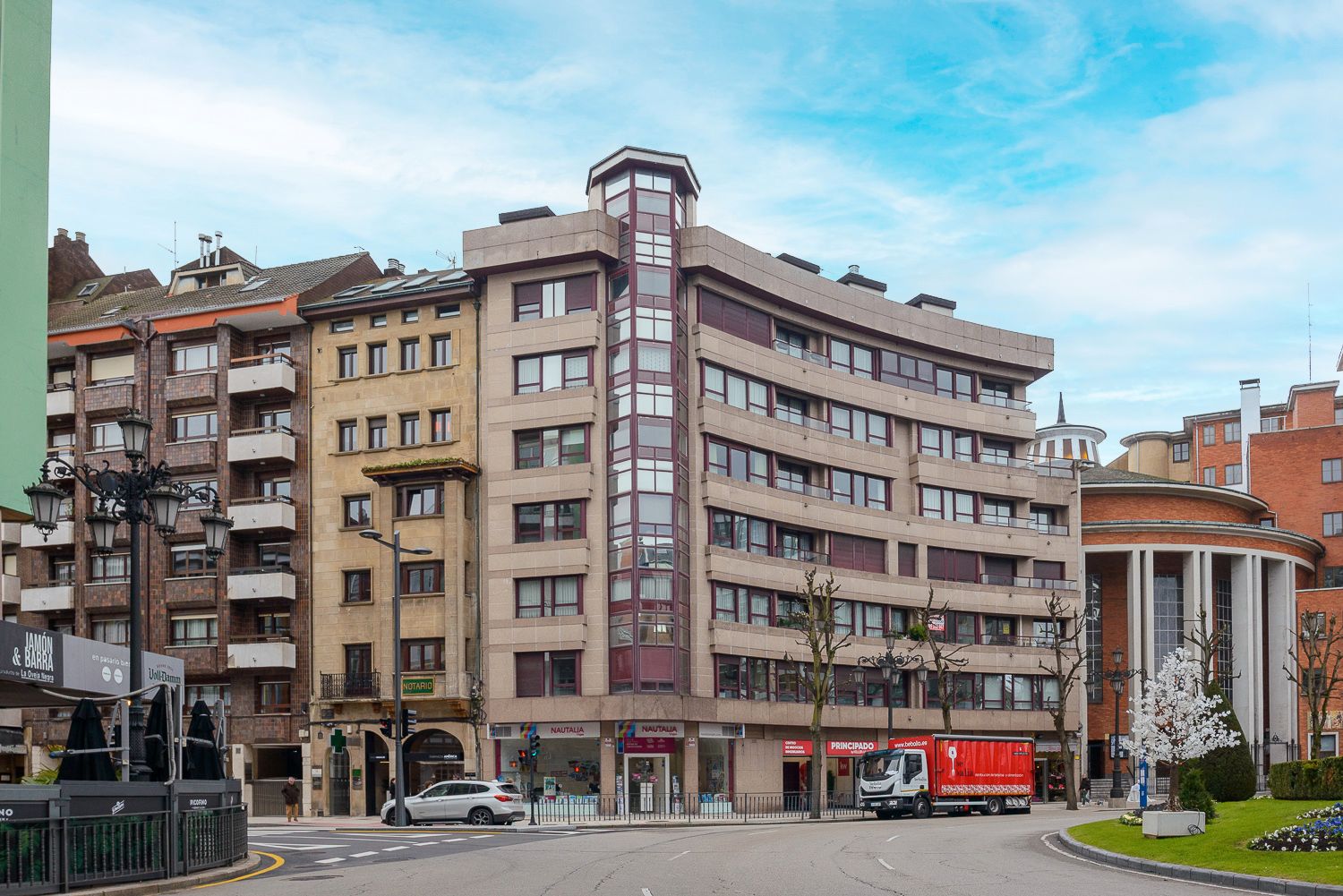 Vista exterior de Dúplex en venda en Oviedo  amb Calefacció, Parquet i Moblat