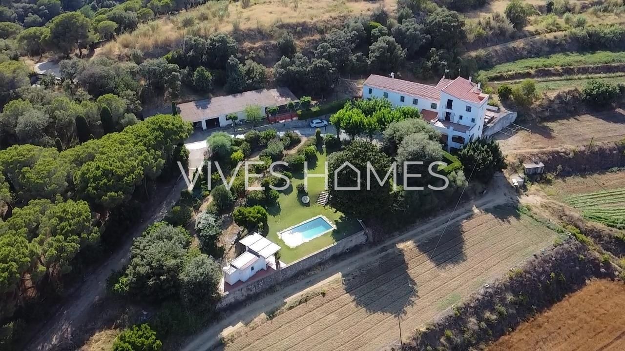 Vista exterior de Casa o xalet en venda en Mataró amb Aire condicionat, Calefacció i Jardí privat