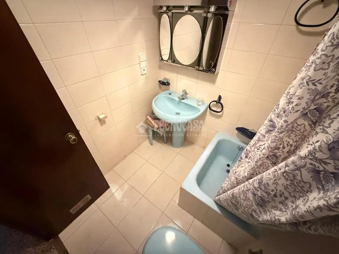 Bathroom of Flat for sale in Zaragoza  with Heating, Storage room and Furnished