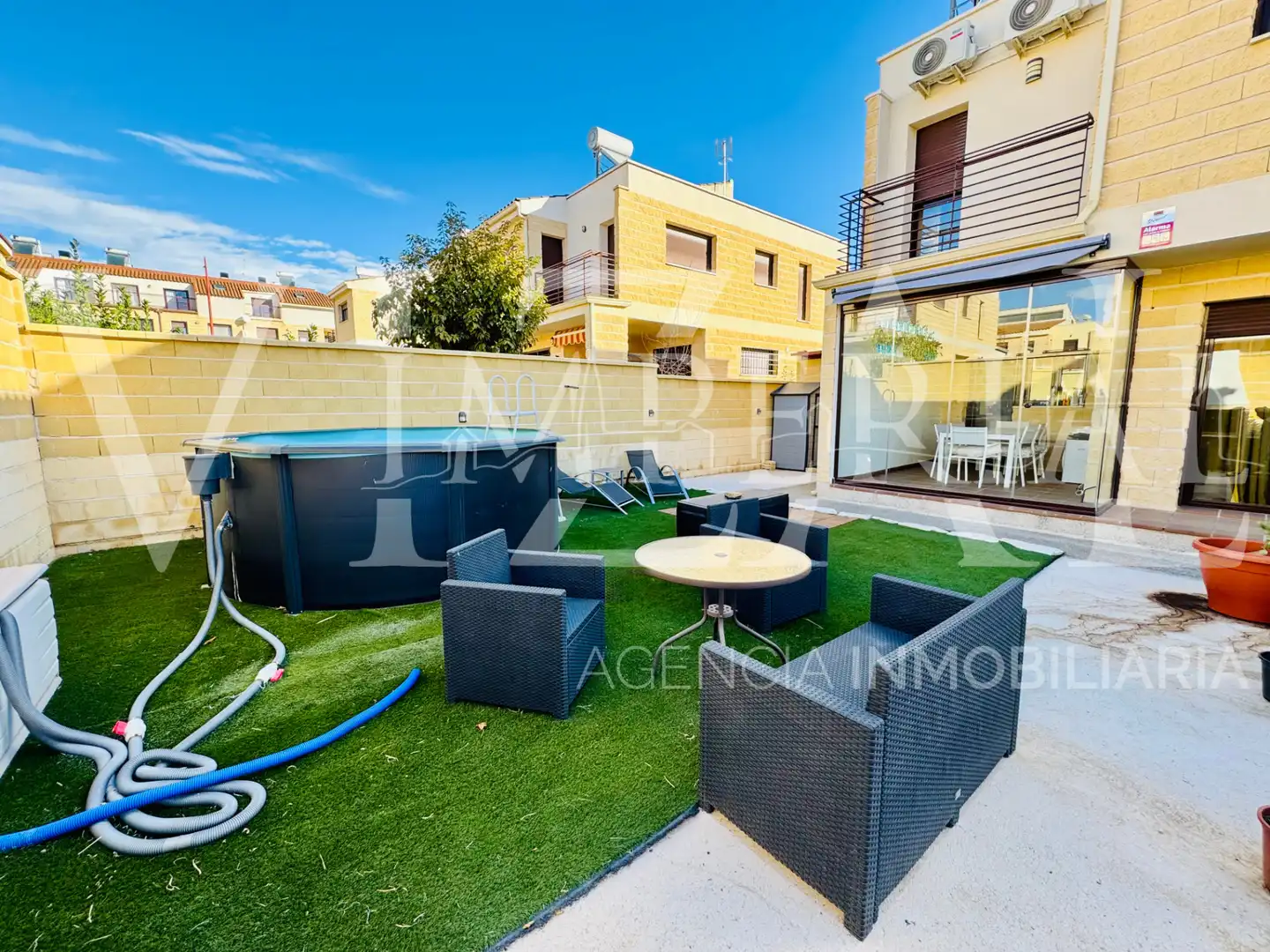 Terrassa de Casa adosada en venda en Noez amb Aire condicionat, Calefacció i Jardí privat