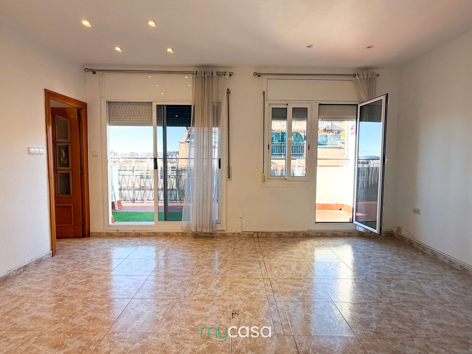 Vista exterior de Ático en venta en Badalona con Aire acondicionado, Calefacción y Terraza