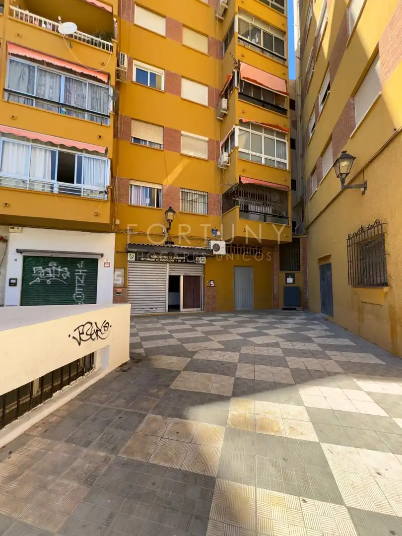 Local comercial en venta en Calle Jonas 5