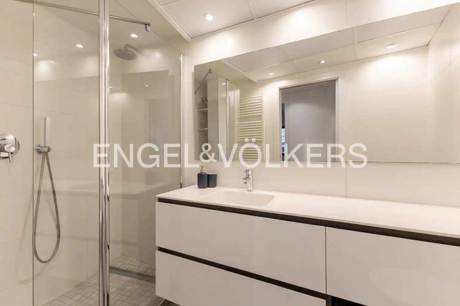 Bathroom of Flat for rent in Valencia  with Air Conditioner, Heating and Parquet flooring