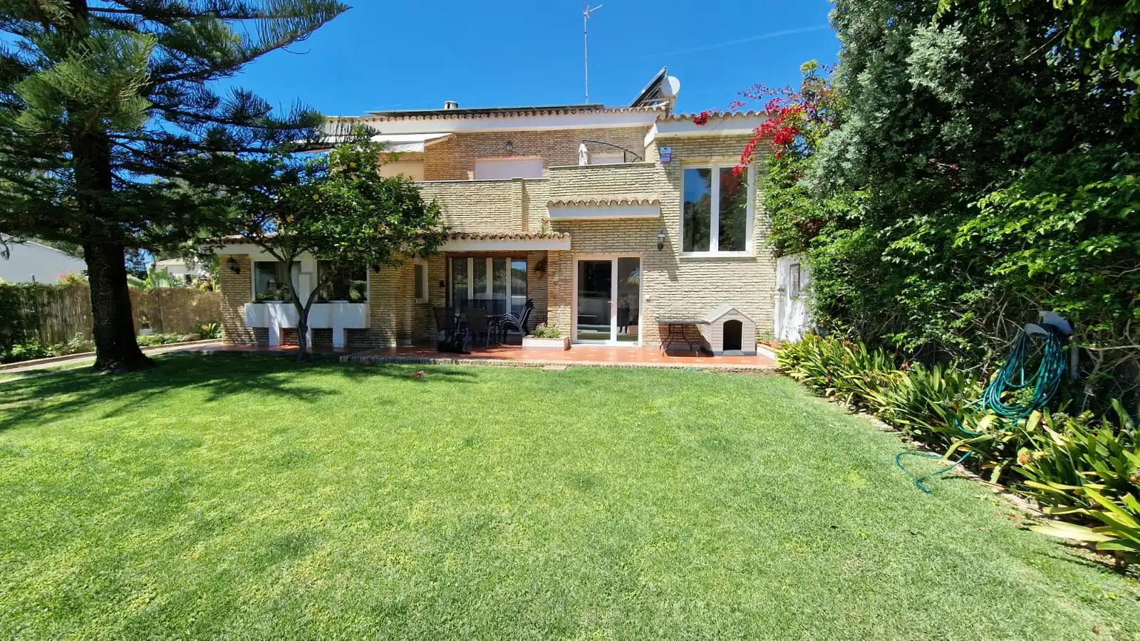 Garden of Detached homes for sale in El Puerto de Santa María  with Air Conditioner, Private garden and Storage room