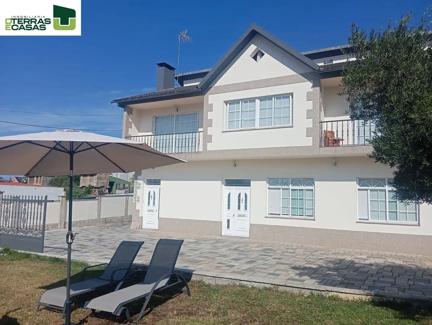 Vista exterior de Casa o xalet en venda en Bueu amb Calefacció, Terrassa i Traster