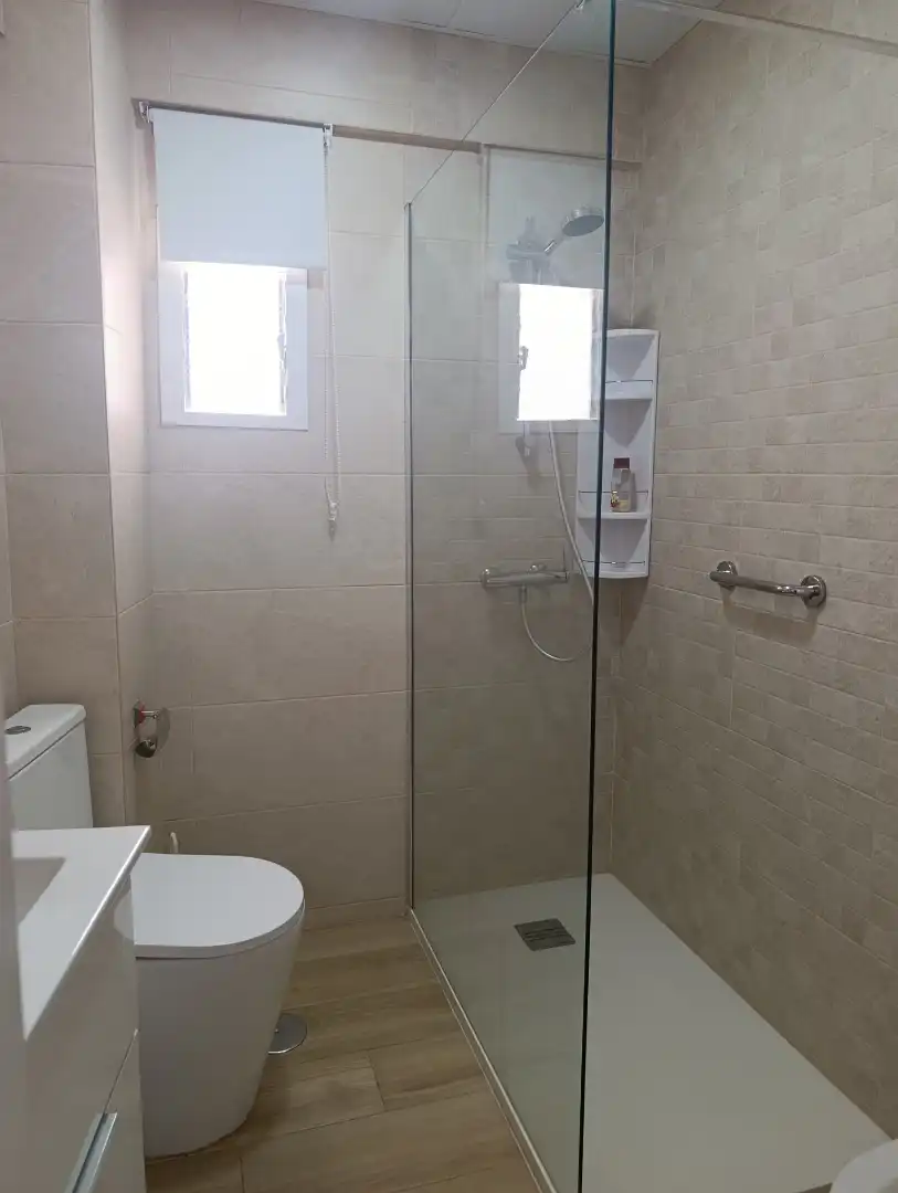 Baño de Piso de alquiler en Dos Hermanas con Aire acondicionado, Trastero y Amueblado