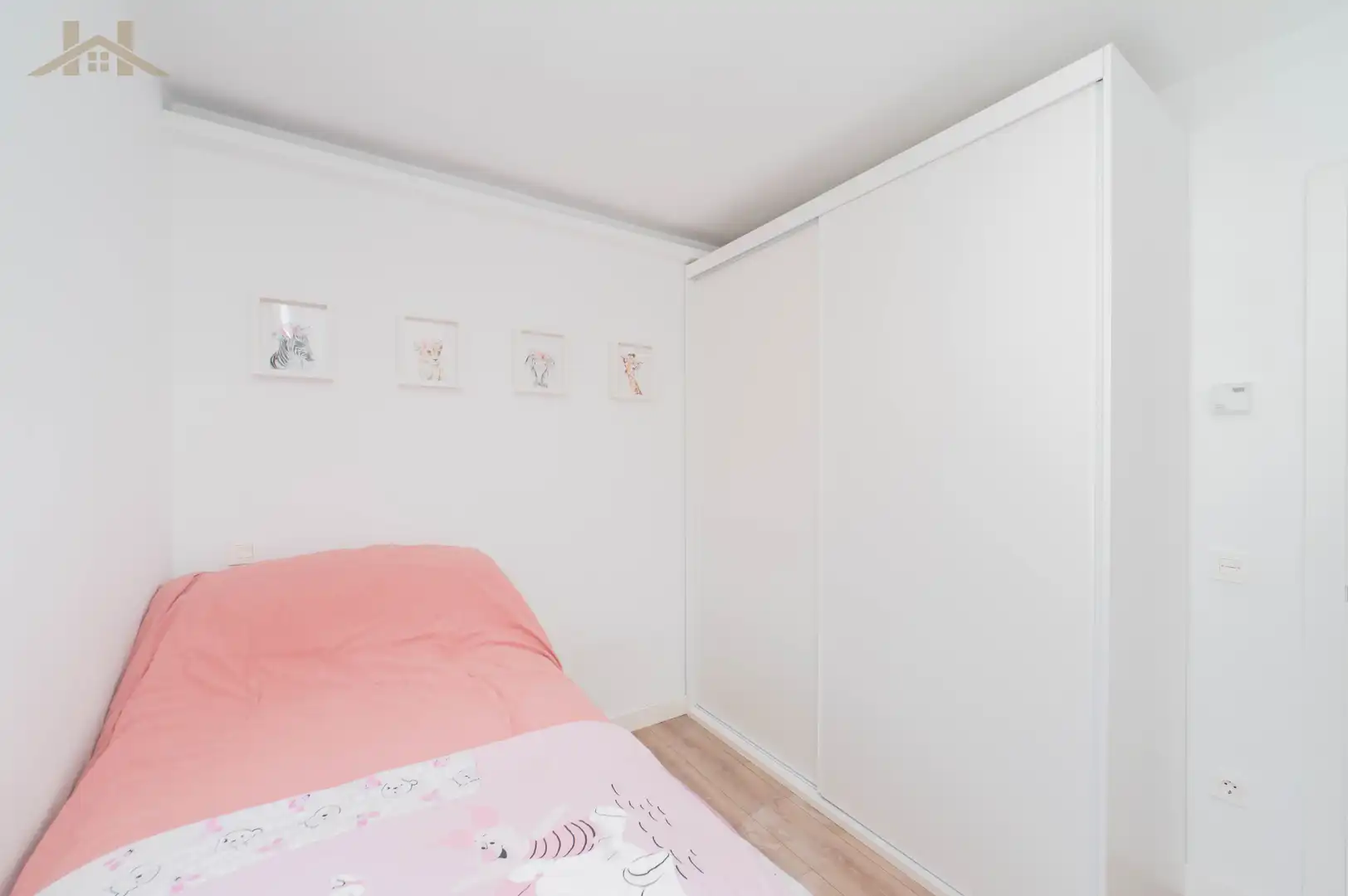 Habitación de Casa adosada en venta en Villaviciosa de Odón con Aire acondicionado, Calefacción y Jardín privado