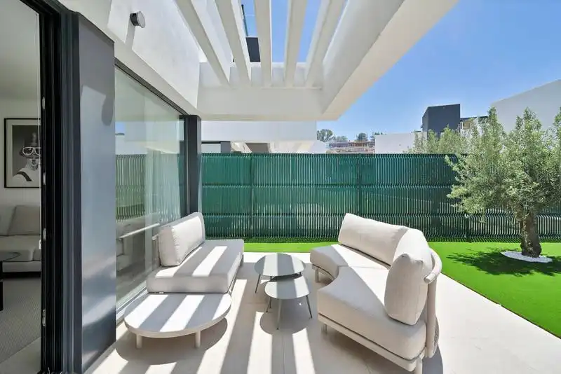 Terraza de Casa adosada de alquiler en Estepona con Aire acondicionado, Jardín privado y Terraza