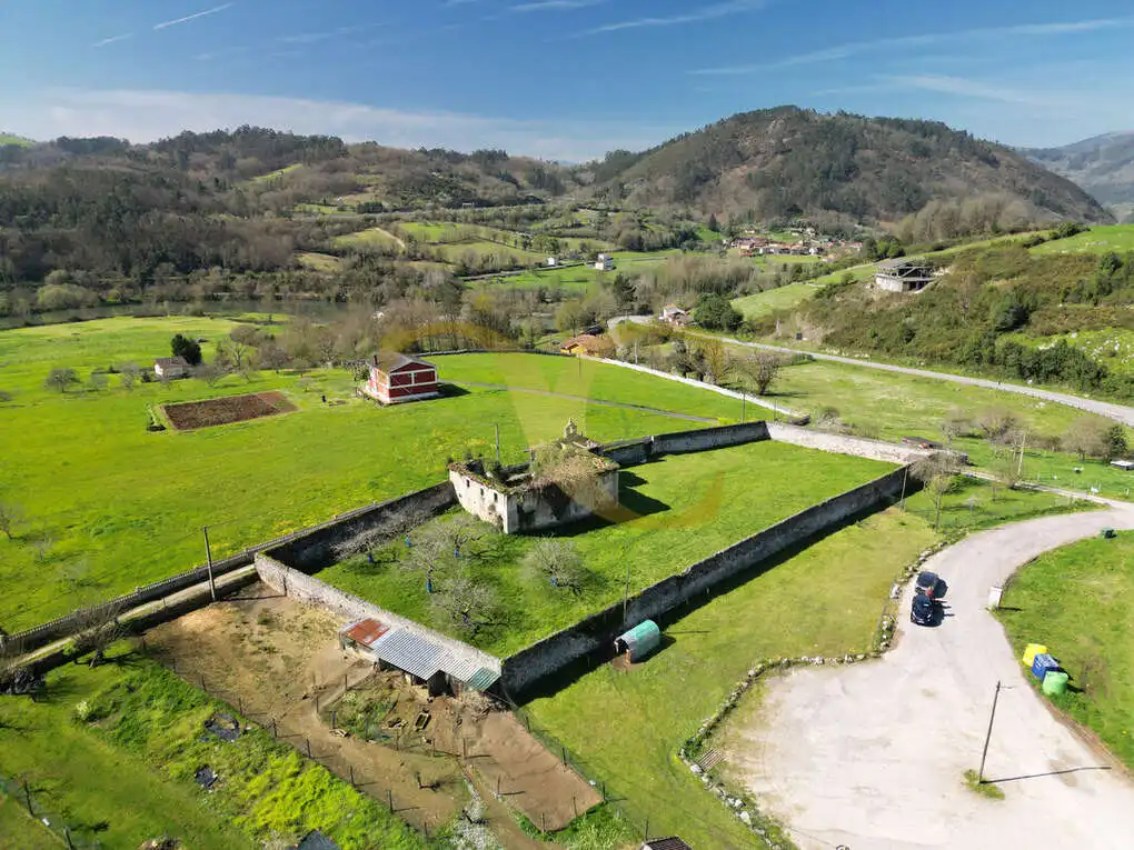 Casa o chalet en venta en Las Regueras   con Jardín privado