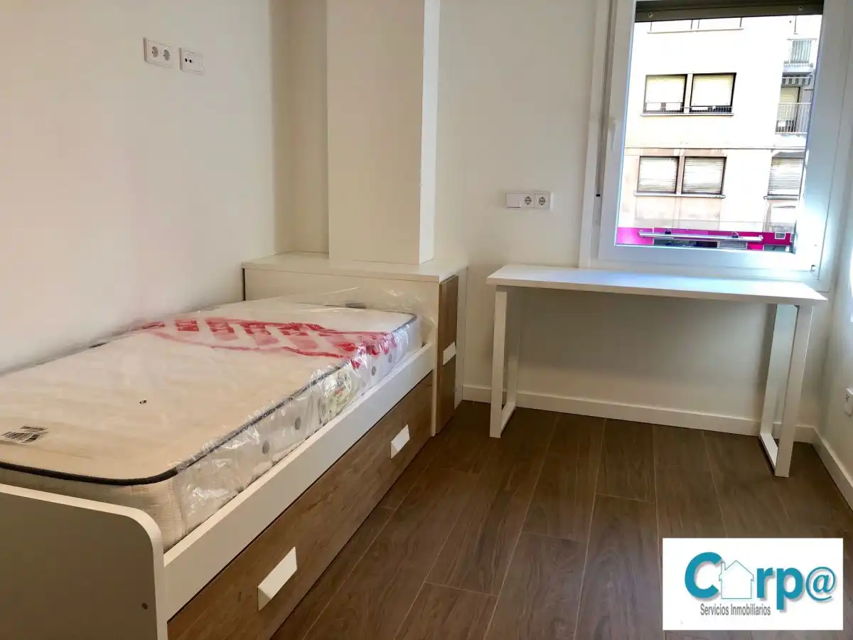 Habitación de Piso de alquiler en  Pamplona / Iruña con Calefacción, Terraza y Amueblado