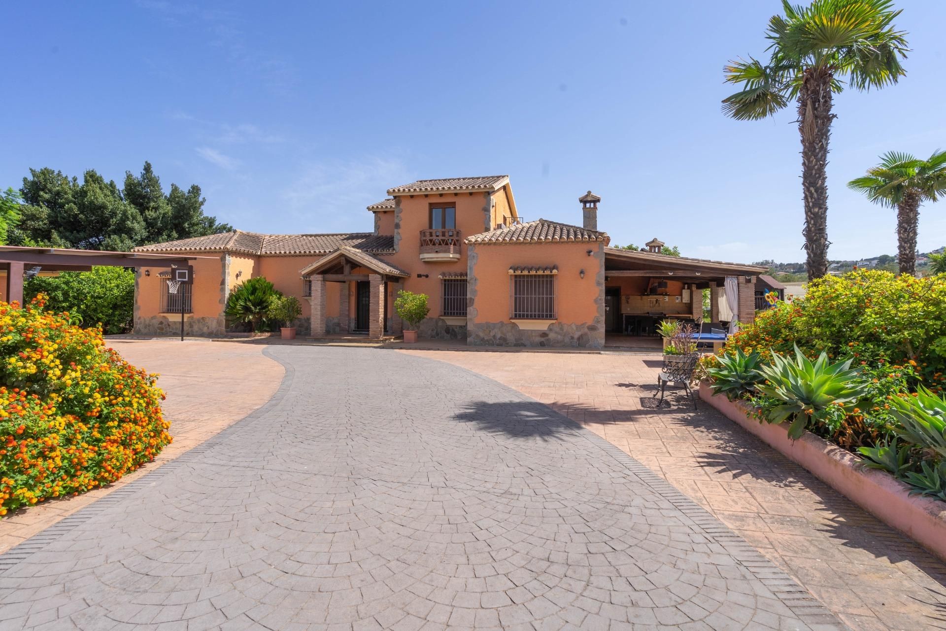 Vista exterior de Casa o xalet de lloguer en Alhaurín El Grande amb Aire condicionat, Calefacció i Jardí privat