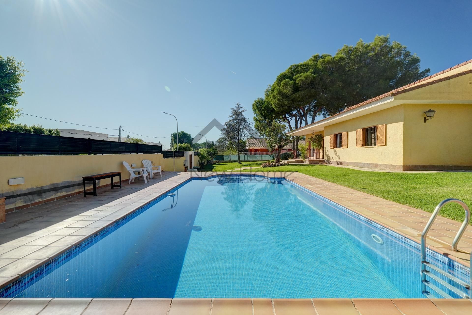 Piscina de Casa o xalet en venda en La Pobla de Vallbona amb Jardí privat, Terrassa i Traster