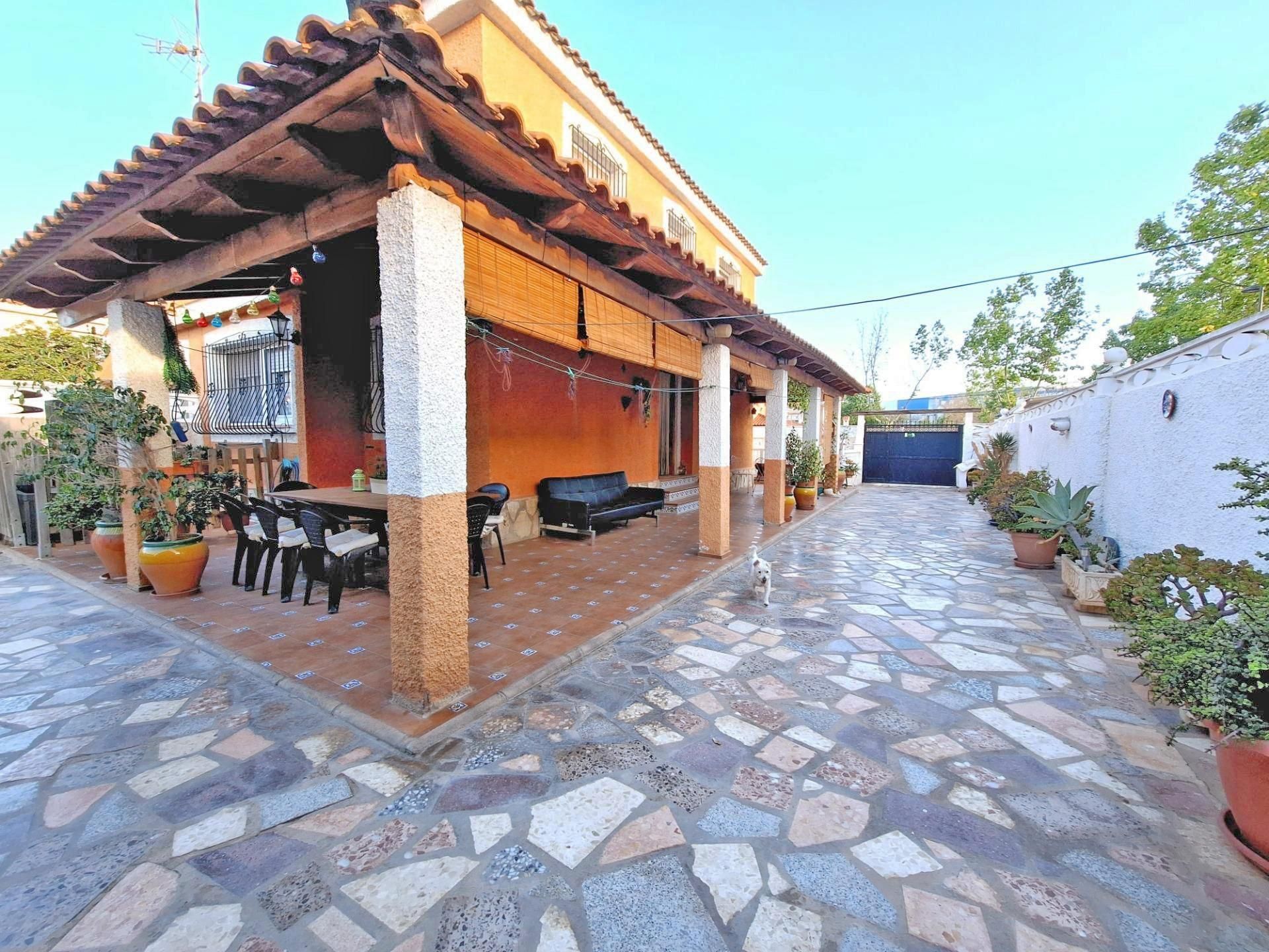 Vista exterior de Casa adosada en venda en San Vicente del Raspeig / Sant Vicent del Raspeig amb Calefacció, Jardí privat i Terrassa