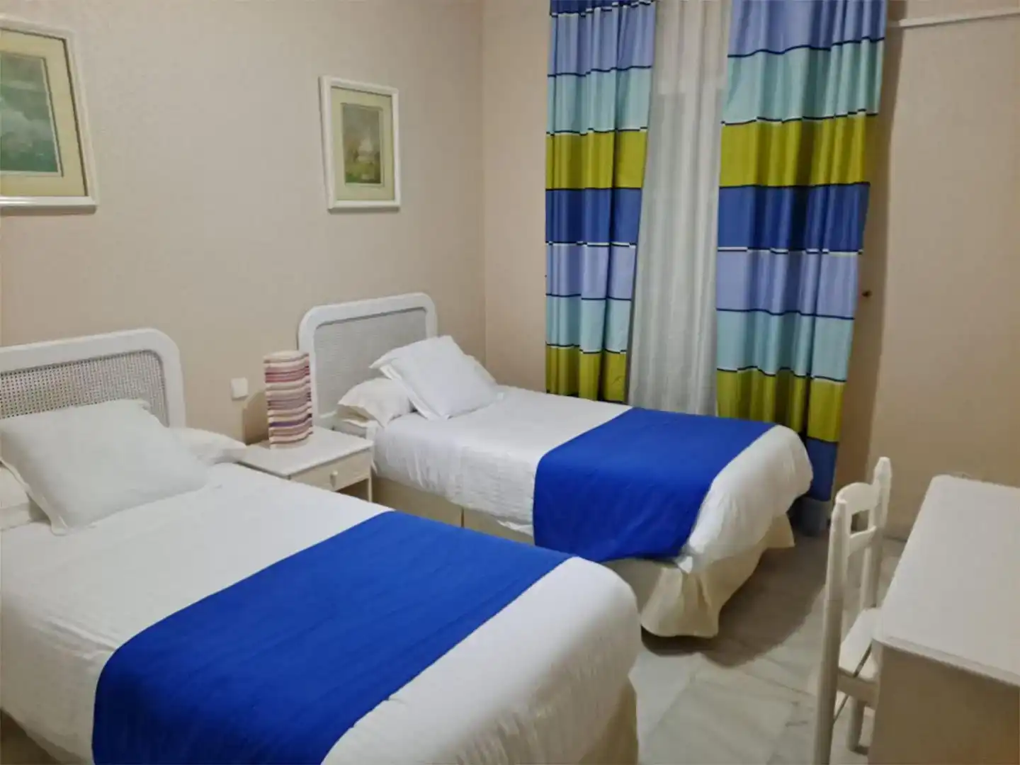 Dormitori de Pis en venda en Estepona amb Aire condicionat, Piscina i Balcó