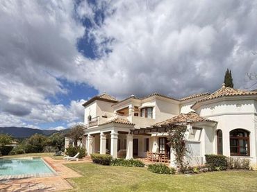Casa amb balcó en venda a La Zagaleta