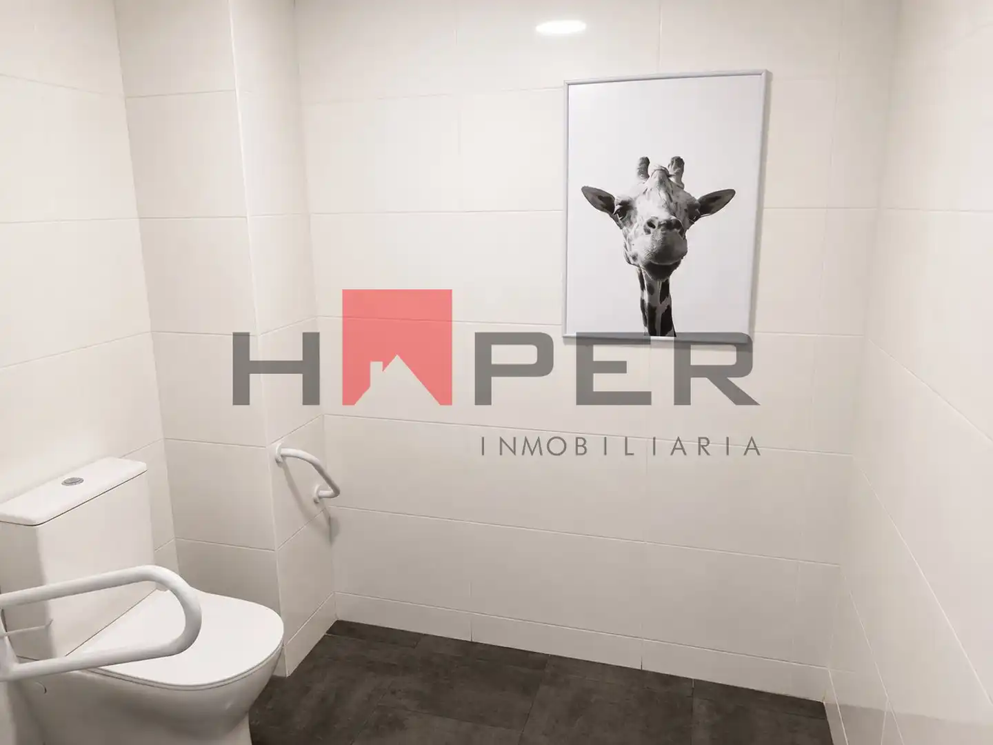 Bathroom of Commercial properties for rent in El Prat de Llobregat  with Air Conditioner, Furnished and Internet