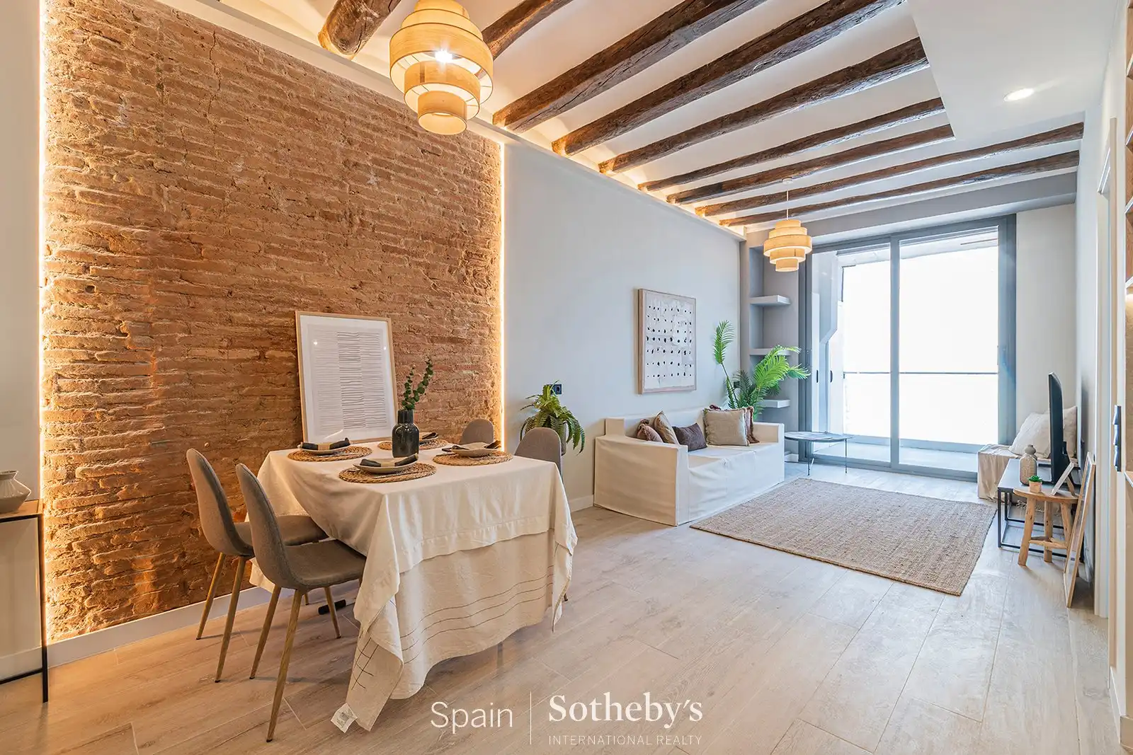 Menjador de Apartament en venda en Barcelona amb Aire condicionat, Calefacció i Terrassa