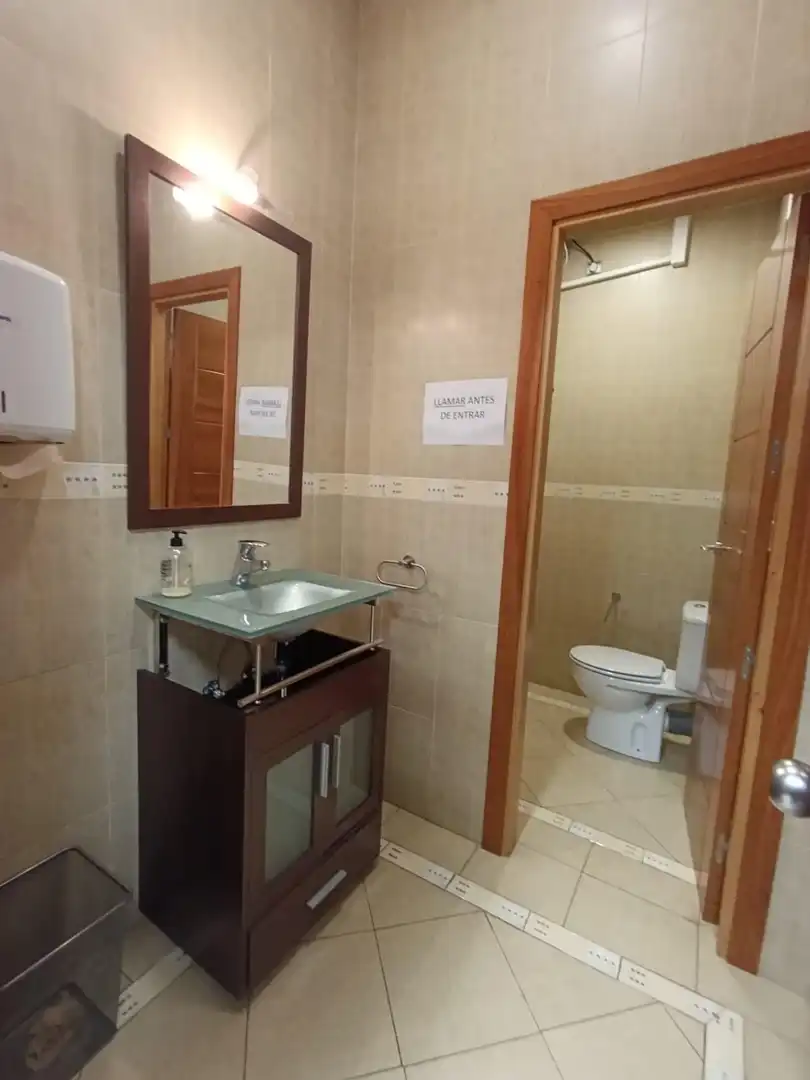 Baño de Oficina de alquiler en Fuenlabrada con Aire acondicionado