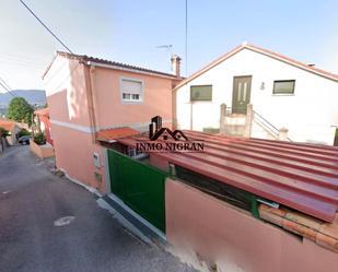 Vista exterior de Casa adosada en venda en Nigrán amb Jardí privat