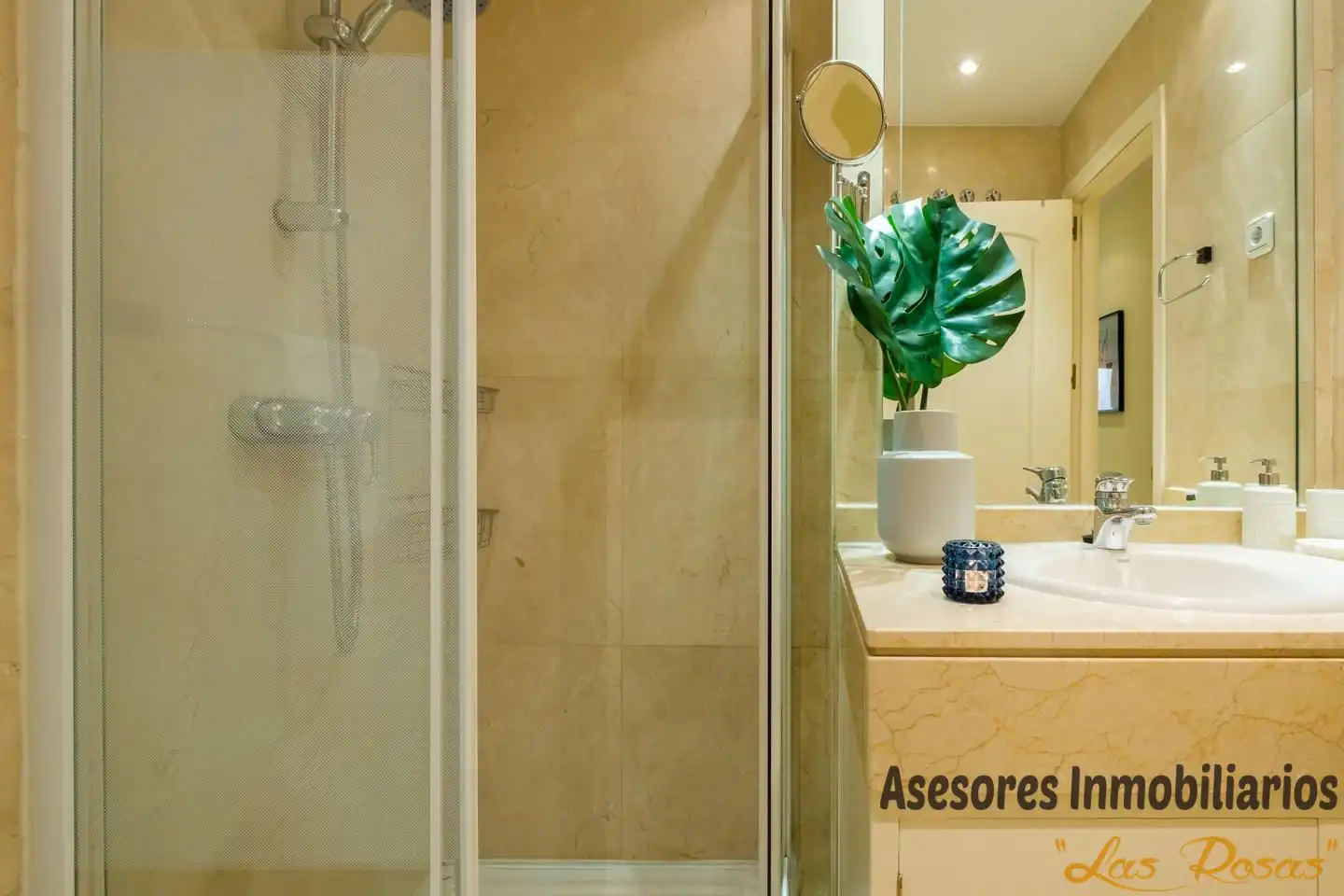 Badezimmer von Wohnung zur Miete in Madrid mit Klimaanlage und Möbliert