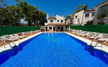 Piscina de Casa adosada en venda en Torremolinos amb Aire condicionat, Calefacció i Terrassa