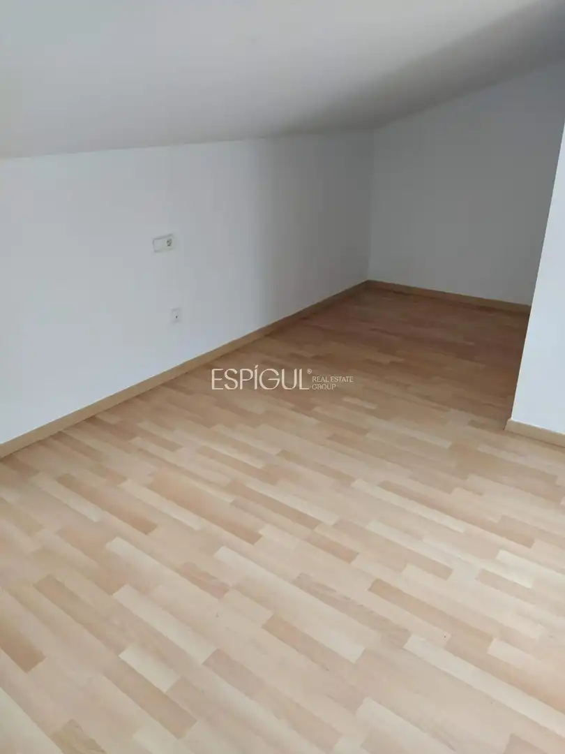 Schlafzimmer von Maisonette zum Verkauf in Girona mit Klimaanlage, Heizung und Parkett