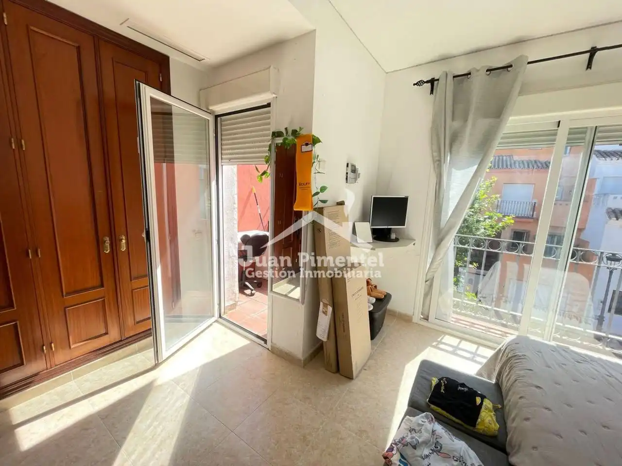 Vista exterior de Casa adosada en venda en Estepona amb Aire condicionat, Jardí privat i Terrassa