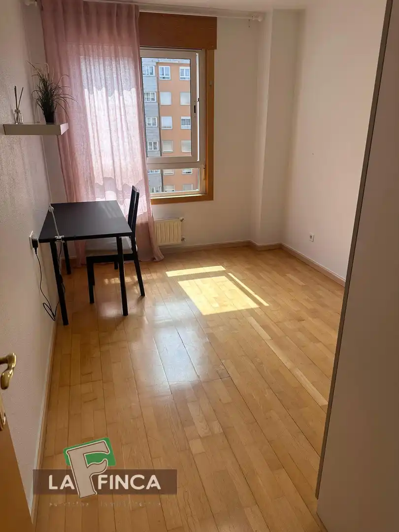 Dormitori de Pis en venda en Oviedo  amb Calefacció, Parquet i Traster