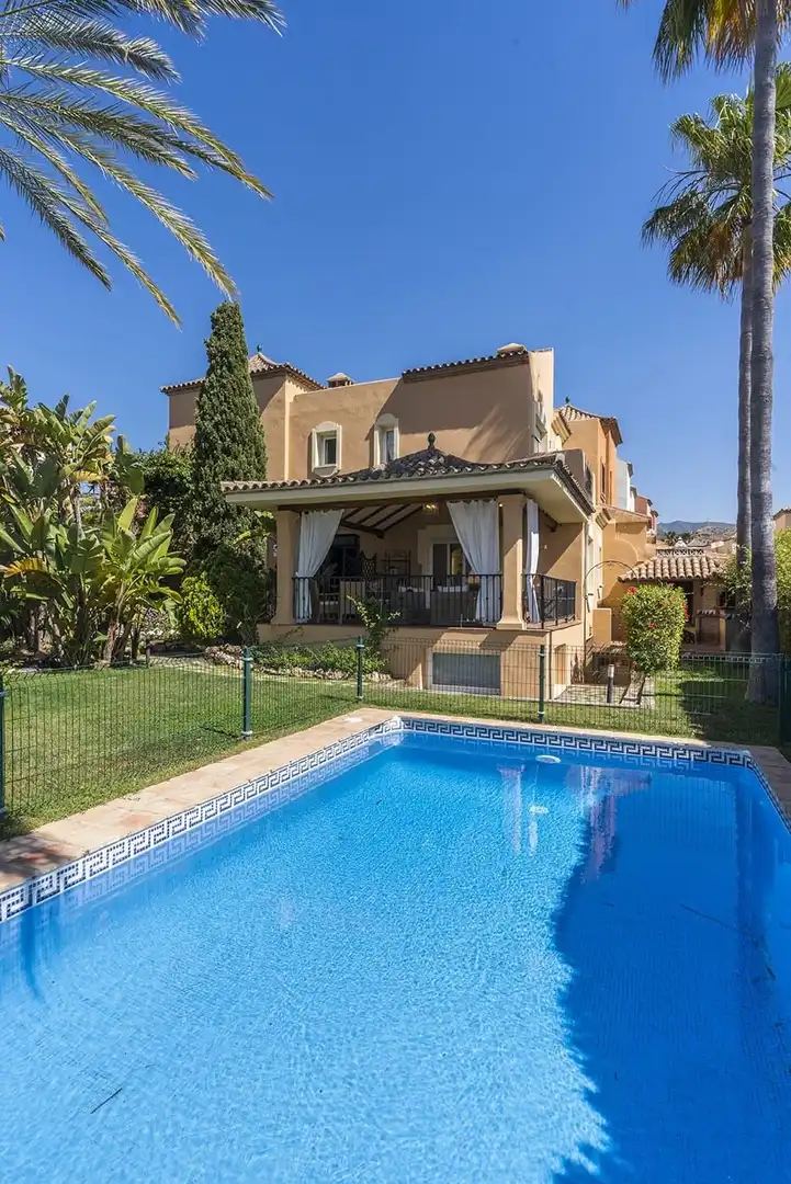 Vista exterior de Casa o chalet de alquiler en Marbella con Aire acondicionado, Calefacción y Jardín privado