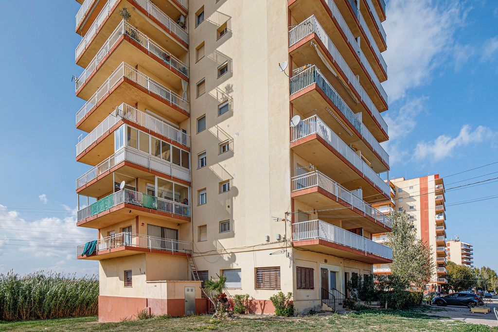 Vista exterior de Pis en venda en Sant Pere Pescador